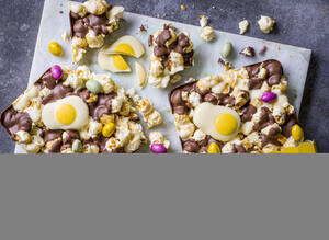 marksandspencer_Easter21_29115426 Scrambled Egg Choc Corn_sladky popcorn s cokoladou a cokoladovymi vejci_199,90Kctif.jpg